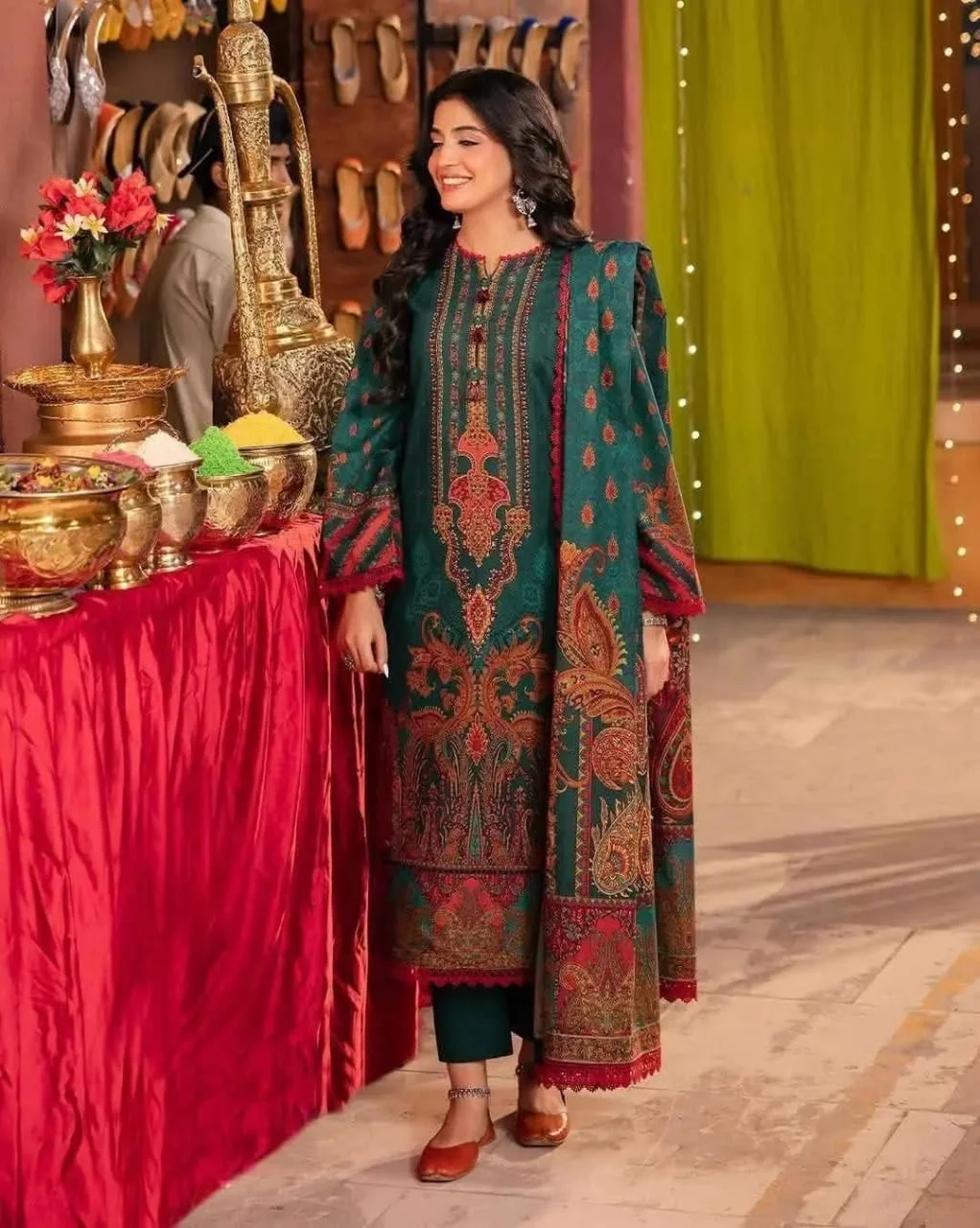 নিউ ডিমান্ডিং থ্রী-পিস কালেকশন।